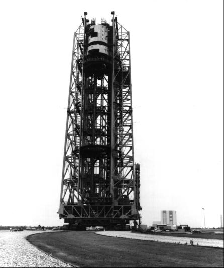Crawler carrying service structure to pad