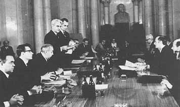 Soviet and American negotiators